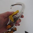 Ocún Via Ferrata Y-Form Klettersteigset Kleitersteigsets gibt es mittlerweile wie Sand am Meer. Jedoch funktionieren bei weitem nicht alle Klettersteigsets gleich. Von diversen Klettersteigkarabinern gehen die Unterschiede bis hin zu verschiedenen Dämpfungssystemn. Eines der beliebtesten...