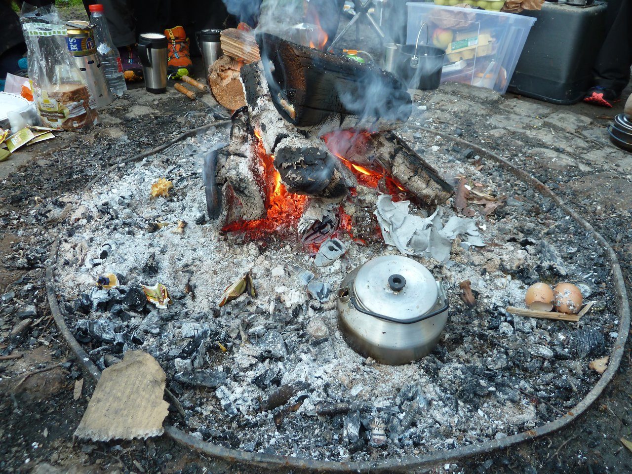Lagerfeuer mit Frühstück