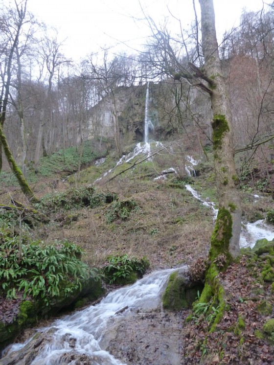 Ein Wasserfall bei Bad Urach grüßt zum Abschied.