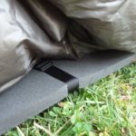 enLIGHTened equipment – Revelation Quilt Befestigung an der Isomatte