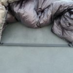 Quilt auf der Isomatte befestigt